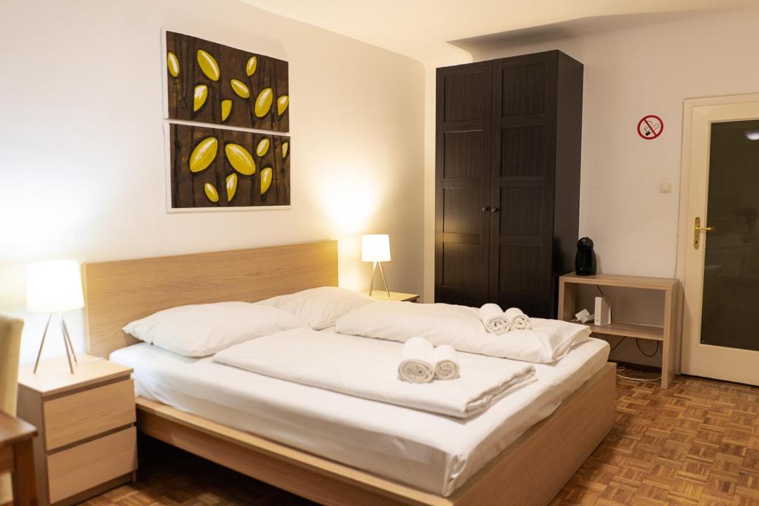 Central Living - Stephansdom Apartments Wina Bagian luar foto