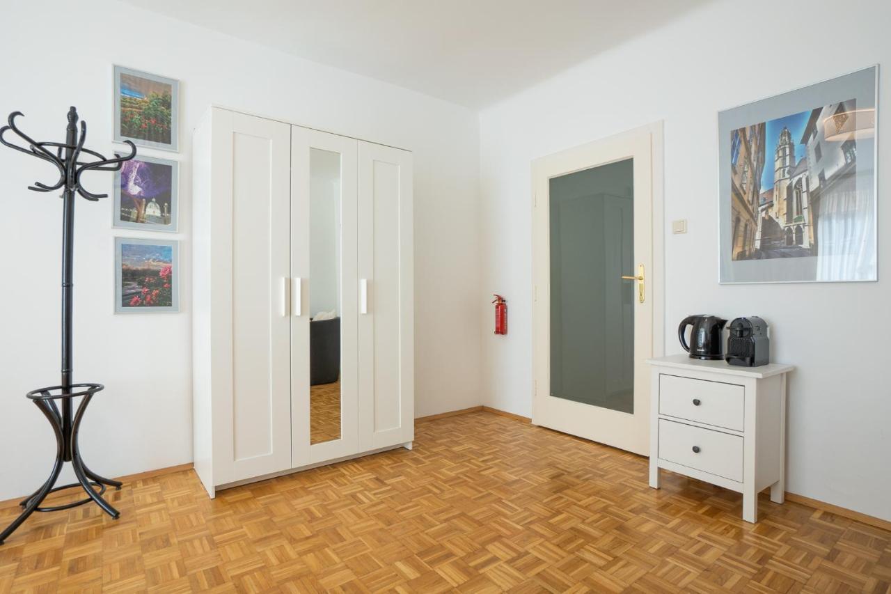 Central Living - Stephansdom Apartments Wina Bagian luar foto